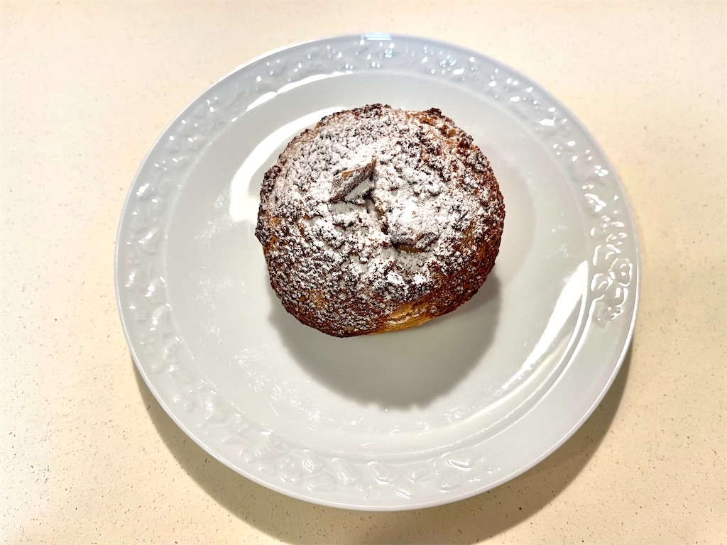 トシ・ヨロイヅカ』シューアラクレーム。サクリと作りたての美味しさが味わえるシュークリーム。 - お菓子を巡る暮らしの雑記帖