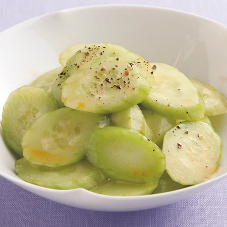 群馬県から面白いきゅうりが入荷しています！ その名も高山きゅうり！！🥒✨ 群馬県高山村の伝統野菜です💡一般的なものに比べて明らかに巨大で色も白く、 見た目からきゅうりだと当てるのが難しいです笑🥒 食感は全体的にはシャキシャキですが、部分的にちょっとずつ