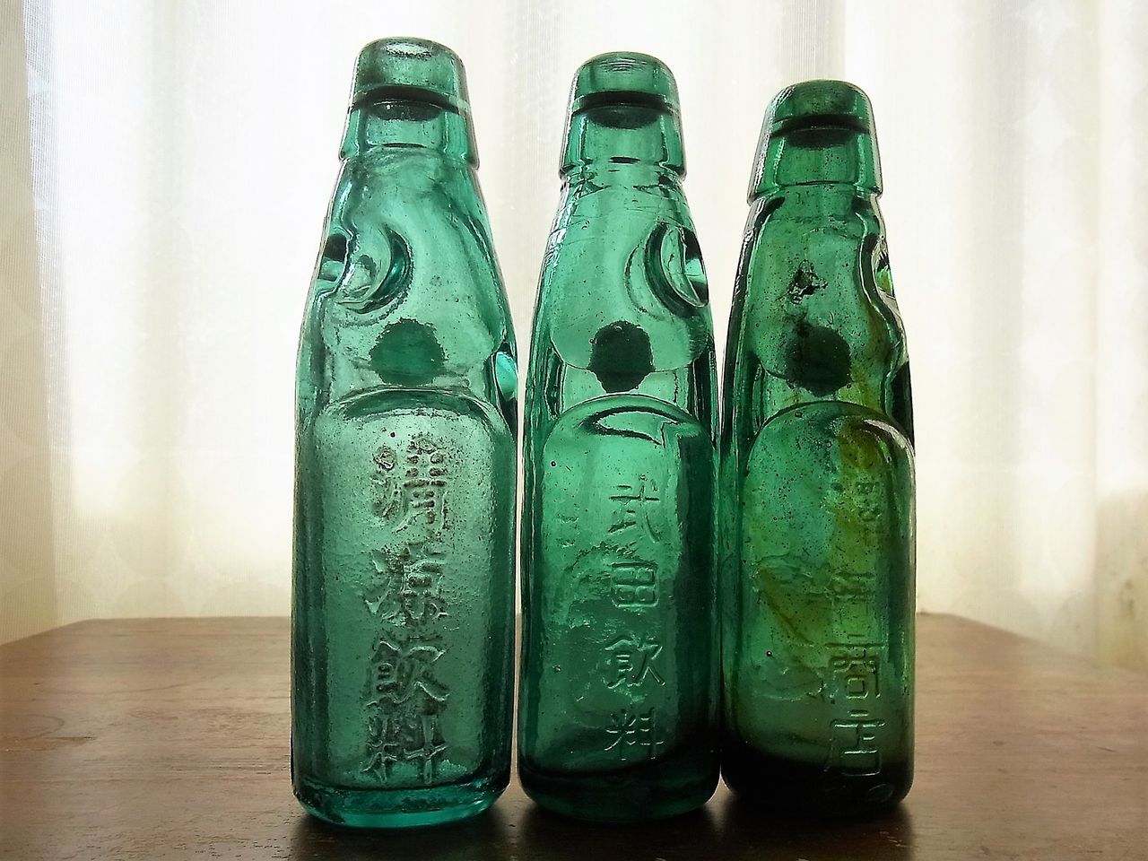 053C 古い ラムネ瓶 3本 3色 ビー玉入り 昭和レトロ ヤマセ飲料 昭和 - メルカリ