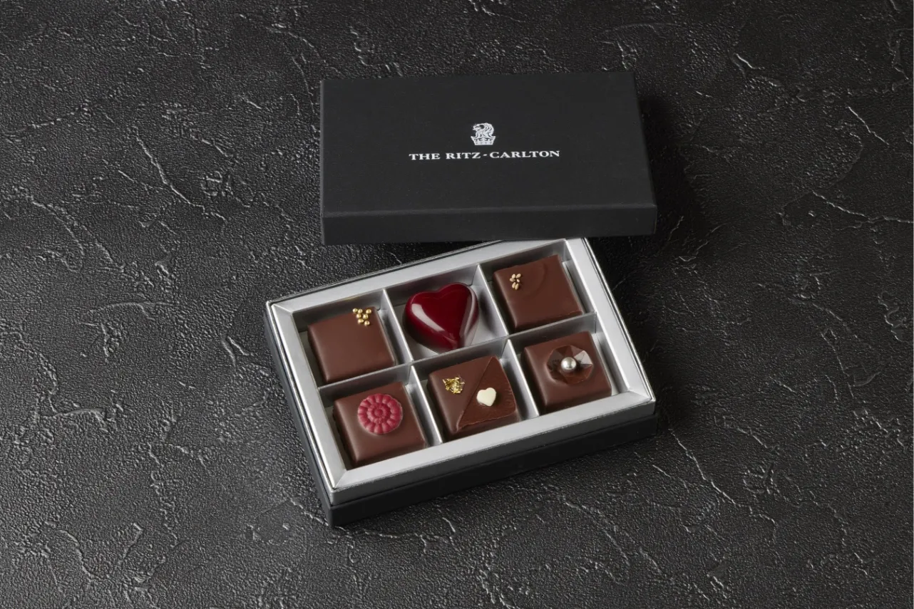 ザ・リッツ・カールトン カフェ＆デリでは、9種類ほどのプチガトーをご用意しております。店内であたたかいコーヒーや紅茶とともに、またはお土産 やご自宅用にテイクアウトで。その季節ならではの味をお楽しみください。 Spoil yourself at The Ritz-Carlton Café& Deli