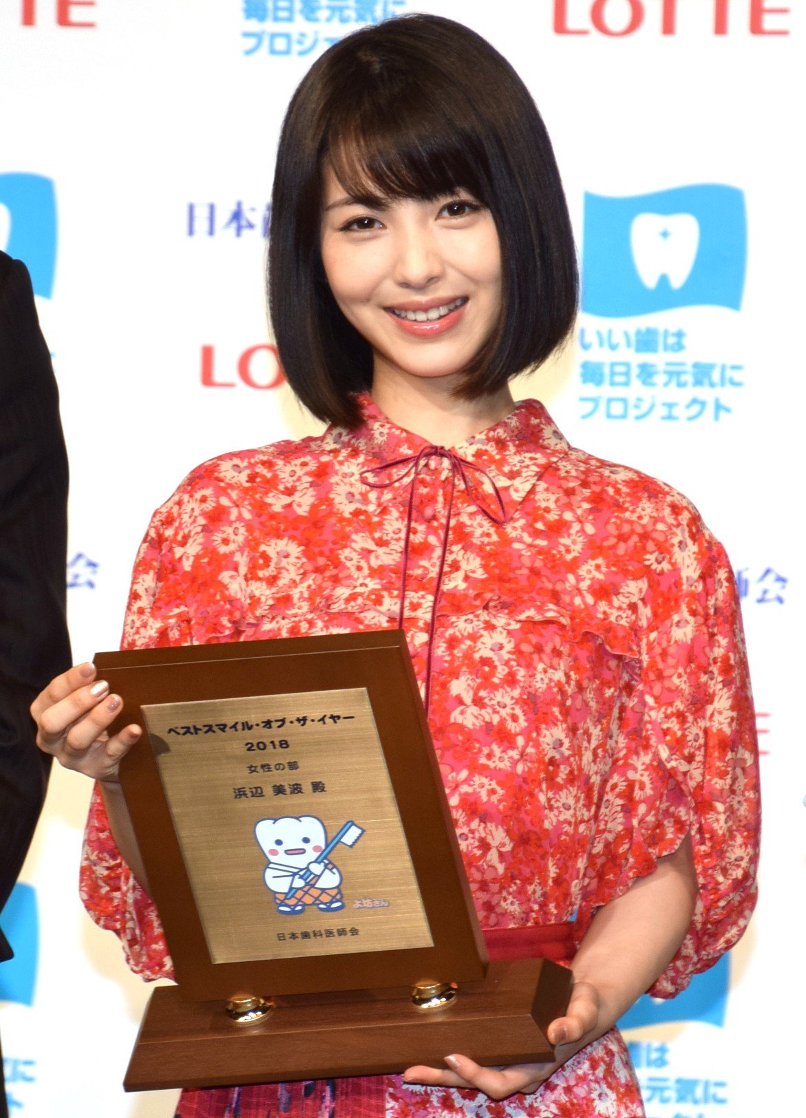浜辺美波「料理できないけど」パティシエ役に挑戦 日テレ系ドラマ「崖っぷちホテル！」 - スポーツ報知