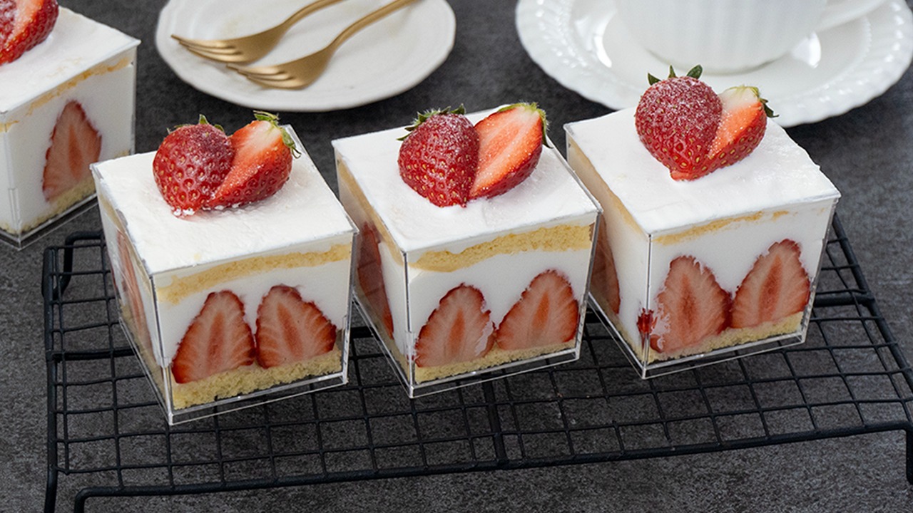 意外と簡単！ 生クリームの塗り方・デコレーション術を洋菓子研究家が伝授 イチゴのショートケーキ- dressing ドレッシング