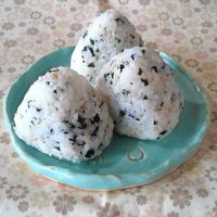 ザクザクわかめのもち麦おにぎりレシピ理研ビタミン株式会社