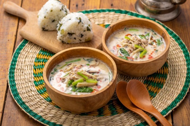 レシピあり🙆‍♀️ .牛乳で仕立てる坦々鍋. 今回は鍋レシピです✨🌿 . お野菜をたっぷり使用したお鍋レシピです😋💕豆板醤と辣油のピリッとした辛さが良いアクセント😁 気になった方は是非お試し下さい🍳🎶 ------------------------材料2人前・調理時間:20