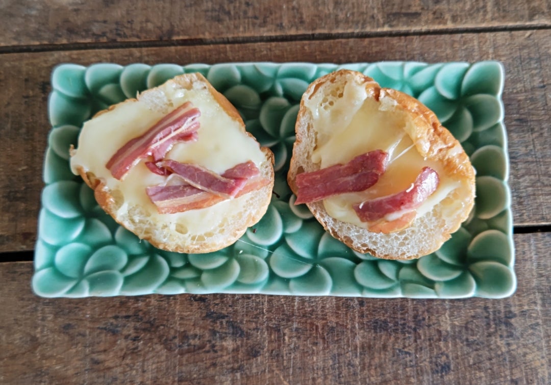 コストコ「丸形ピザ 5色チーズ」絶品アレンジ8選 技ありカットでもっとおいしく！グルメスポットMart マート 公式サイト光文社