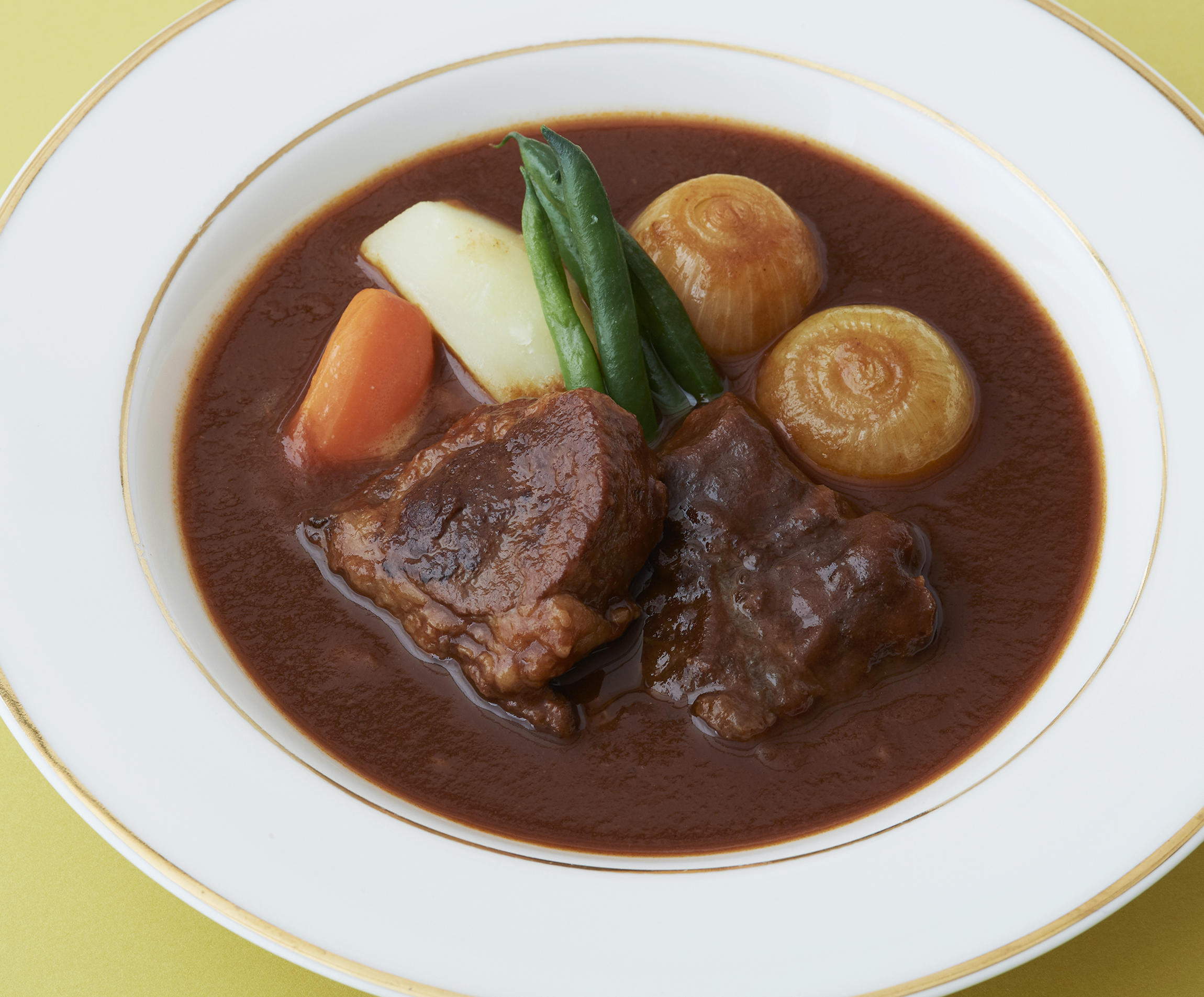 至高を超えたビーフシチュー 3-4人前, 牛スネ肉 500g, 塩コショウ 適量, オリーブオイル 大さじ1, 玉ねぎ 1個, にんにく 15g,塩 1つまみ, 水 200cc 煮炒め用 , トマト缶 200g, 水 200cc シチュー用 , 赤ワイン 350cc,コンソメ 小さじ2と1 2, ハチミツ 小さじ2, ナツメグ 小さじ1 4, 黒コショウ 適量, バター 10g,