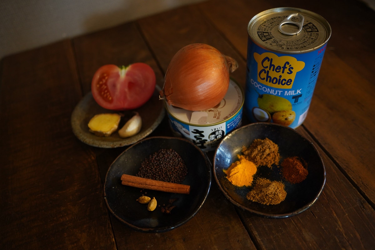 S&B赤缶で作る ヨーグルトチキンカレー🍛 少しばかりポカポカしてきた今日、 すっきりとした酸味のあるカレーを食べたくなって、自家製ヨーグルト とトマトピューレを使ったカレーを作りました😊 時短を目指し、今回は業務スーパーでの品々を追加してみましたが、これが