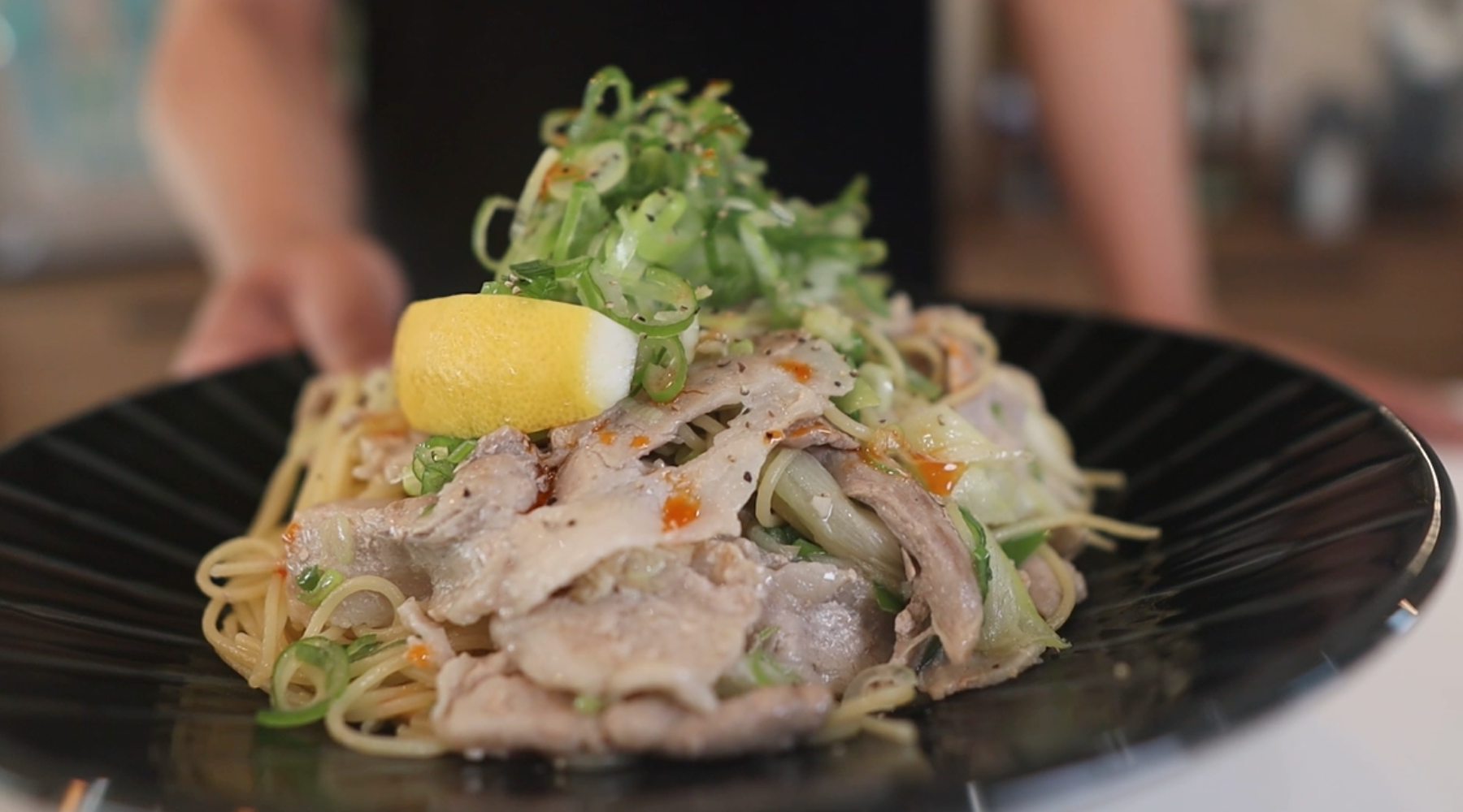 ねぎ塩レモン豚パスタ レンチンだけでできるパスタの中毒性が半端なかった- あざらし1号