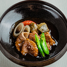 鱧牡丹のお吸い物。 はもの料理の一つで、職人が骨切りした鱧を葛粉で覆い、熱湯に通すと、鱧の皮が縮んで牡丹の花のように開く様子から。夏の椀物の代表的な日本料理です。鱧料理鱧牡丹鱧椀葛切り夏の日本料理 -- 金沢 粟津温泉 のとや