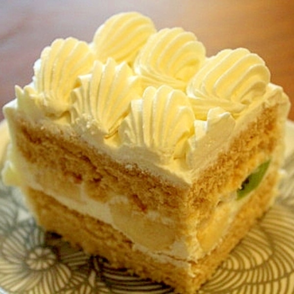 キャラメルバナナのショートケーキ 🍰🍌☺️ 先日まで、当店パティシエの出産に伴い、 ショートケーキ🍰の販売を一時中止しておりましたが、本日22日 金 より、 キャラメルバナナのショートケーキ🍰🍌の 販売を再開しております😌✨ また来週はサザンオールスターズ の