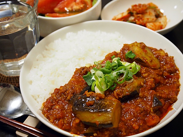 市販のルー不要でヘルシー『トマト缶で無水キーマカレー』 トマト缶で作るから水不要😙 野菜たっぷりで栄養満点〜！しかも市販のルーを使わないからヘルシー😜 オシャレなカフェで食べるキーマカレーみたいと よく褒められる我が家の自慢レシピ✌ ポイントは2つ！ ➀