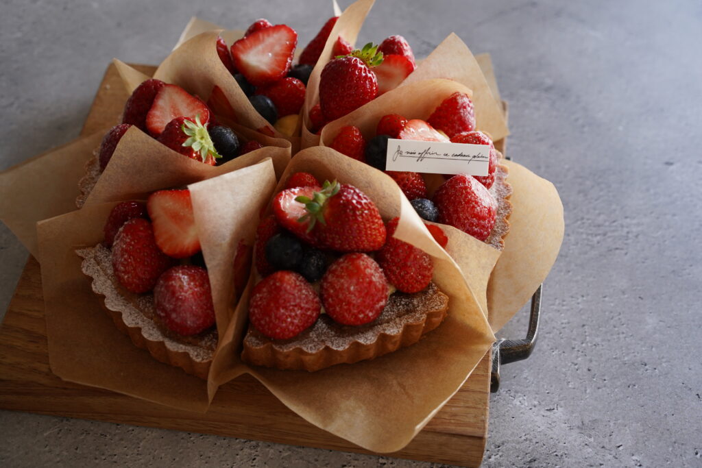 山盛りイチゴタルト菓子 スイーツ ケーキ タルト 人気 いちご 苺 イチゴ ギフト クリスマス 誕生日 お祝い -愛知県春日井市ふるさとチョイス - ふるさと納税サイト