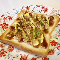 横浜高校元寮母・渡邊元美さんの「キャベツのお好み焼きトースト」 ①フライパンを2つ温めておく②水 100ml に卵 1個 を入れ、黄身に爪楊枝で穴を開け電子レンジ 500w で1分10秒で温め、ポーチドエッグを作る。③ボウルに千切りしたキャベツ 1 4弱 とろけるチーズ