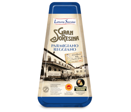 イタリアチーズの王様🇮🇹とも呼ばれるパルミジャーノレッジャーノ。 よーく見るとこちらIWASAKI製。いわさき独自のRシリーズ技法も使われています。かげから覗いているのは、たこやき侍食品サンプル株式会社いわさきチーズパルミジャーノレッジャーノ