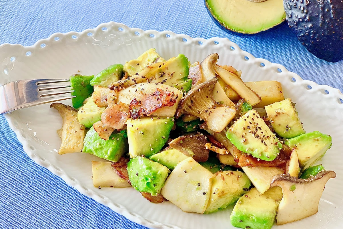 まったり「アボカド」が濃厚ソースとガーリックチップでパワフルな味に！焼肉食べてる風なガッツリ系なの『あたらしい日日』こんな時代のニューノーマルな暮らし方。食と農、生活情報をお届けします