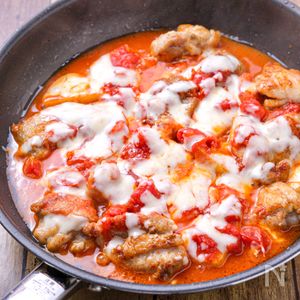 簡単フライパン♪新じゃが・鶏もものトマトチーズ焼き