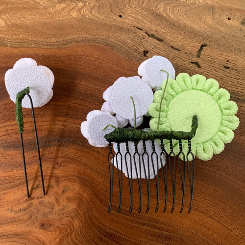 セリアつまみ細工ハナミズキの小物 Part2 - 額縁完成！カットクロスを使って枝の作り方と葉っぱと花をつけていく！ハンドメイド可愛く仕上がりました！今回はハナミズキで作りましたが色んな花で応用できると思います！ ＊あぼかぼの商品は材料を厳選しているので違う材料を使っていますあくまでも個人が気軽に楽しむために全国どこでもお手軽に手に入るセリアさんの材料を紹介しています。