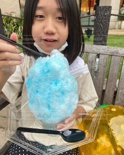 かき氷食べるとシロップの色が舌にうつっちゃうけどあれって味するのかな？どらいれもん🍋 さんのマンガツイコミ 仮