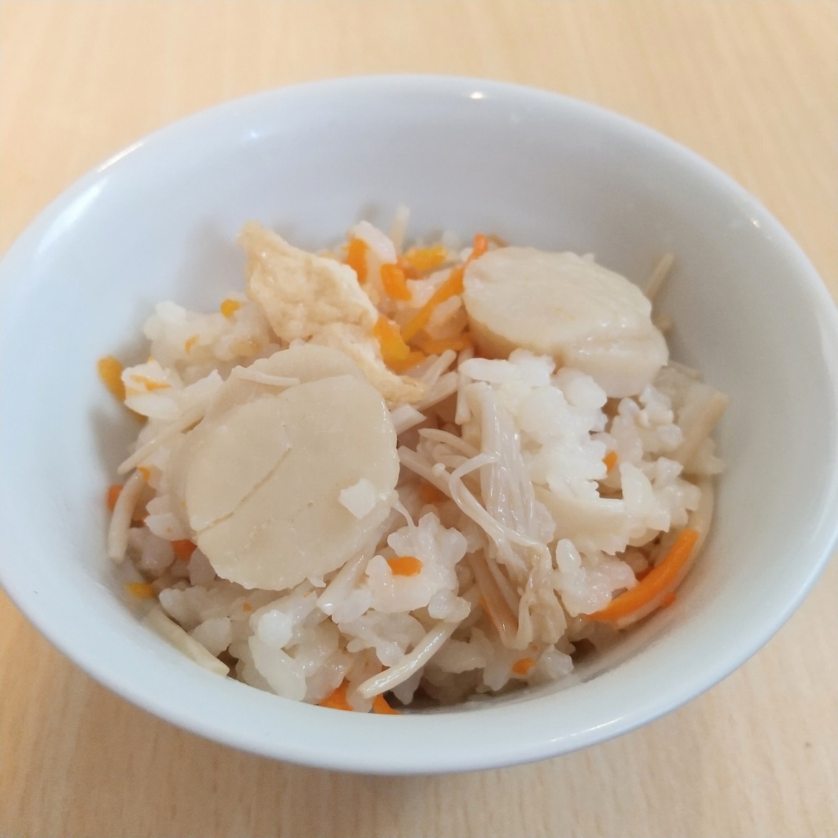 今日は”ホタテと塩こんぶの簡単炊き込みご飯”をご紹介！, ホタテと塩昆布を使った簡単レシピです！, なんとホタテと塩昆布を入れて炊飯器で炊くだけ！,シンプルな味付けですがちゃんと美味しいです！ぜひ作ってみてください🍚,,材料４人分 , ほたて貝柱 ６個, 米 ２合,塩昆布 20g,, こんにちは！, 丸ウロコ三和水産のササガワです🐟, ,