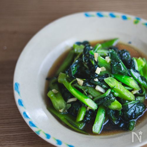 おはようございます❕, つるむらさきってご存知ですか？,夏になると実家の庭にあるので気にしていなかったのですが、メジャーの野菜ではないようで食べ方のレシピが置いてありました☺️,つるむらさきは火通りがよく短時間調理ができるので忙しい主婦にはありがたい野菜です♪,ほうれん草のような感じがするのですが、独特の風味があるので好みが分かれると思います。,