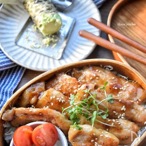 ネギ玉豚丼の作り方🥢✨ □材料 2人分・豚肩ロース切り落とし肉 200g ・玉ねぎ 1 2個 ・片栗粉 大さじ1.5 ・ごま油 大さじ1 2・塩胡椒 適量 ・醤油 大さじ1.5 ・みりん 大さじ1 ・酒 大さじ1 ・砂糖 小さじ2 ・味噌 大さじ1 2 ・おろし生姜 小さじ1 2 ・おろし