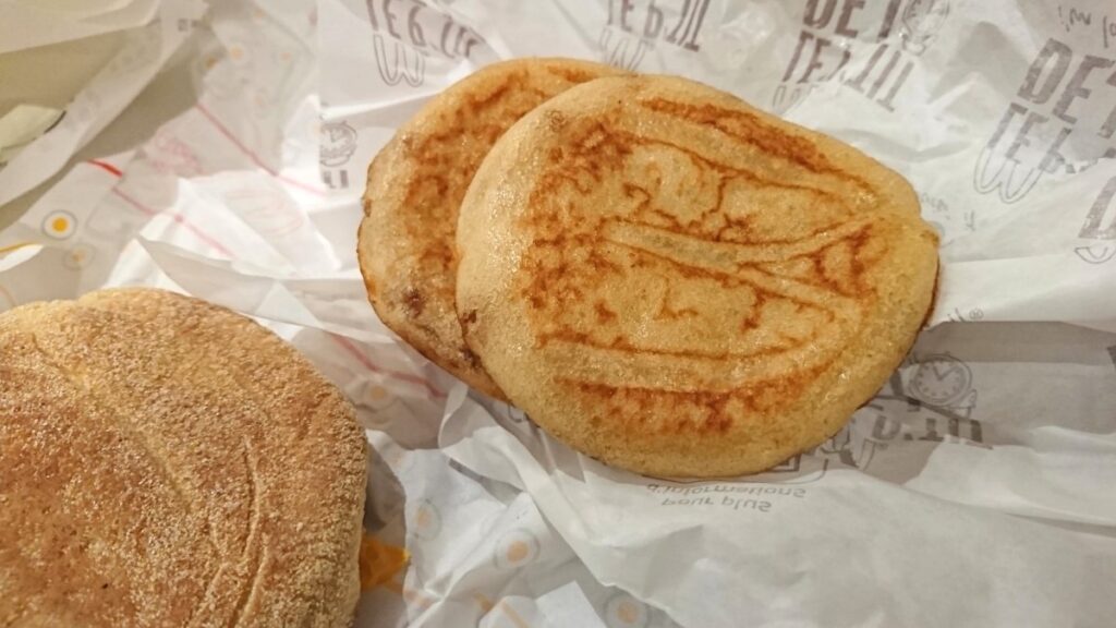 四角いハンバーガーも、日本とはちょっと異なるフランスのマクドナルド。Narinari.com