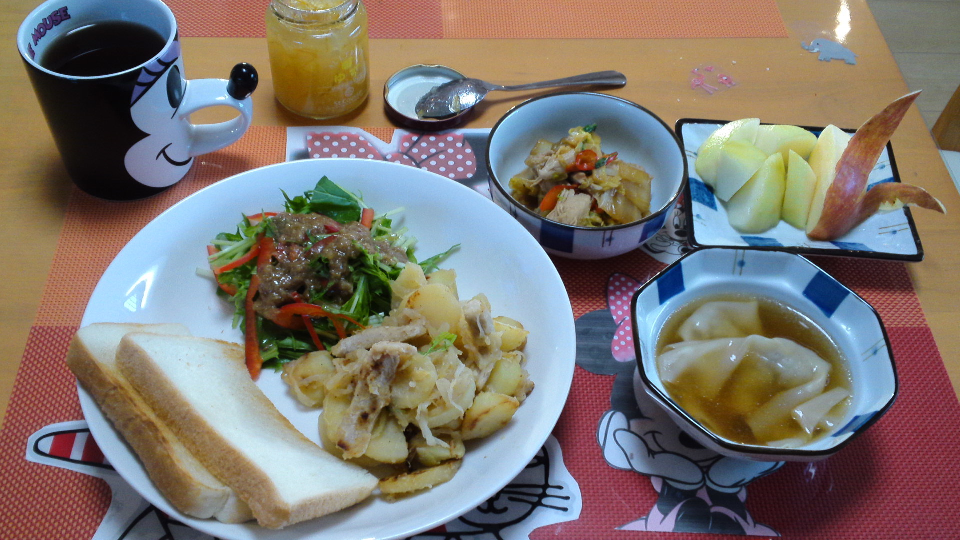 しらゆり荘 朝食： ジャーマンポテト、ごぼうれんこんサラダ、パン、スープ、バナナ🍌 : 今日の献立