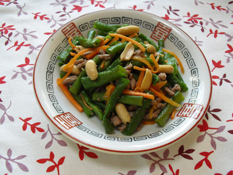 沖縄の夏の定番野菜、フーロー豆 十六ささげ 。暑さに強く、病気にも強いため 沖縄県では夏に広く栽培されています。 ⁡ インゲン豆のように煮物、和物、揚げ物、きんぴらなど色んな食べ方を楽しめ、筋がほとんどなくで、柔らかくシャキシャキとした食感、食べやすい