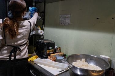 一時間で売切れ お米高騰で屋台休業→新たに手作りの木製リヤカーで再出発のおにぎり屋台