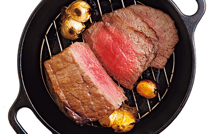 キャンプでローストビーフに挑戦！ダッチオーブンやフライパンを使用した作り方を紹介！キャンプ・アウトドア情報メディアhinata