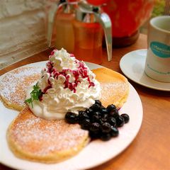 コンラッド東京「ハワイアンスイーツビュッフェ」ハワイ定番のマラサダや濃厚ココナッツケーキ - ファッションプレス