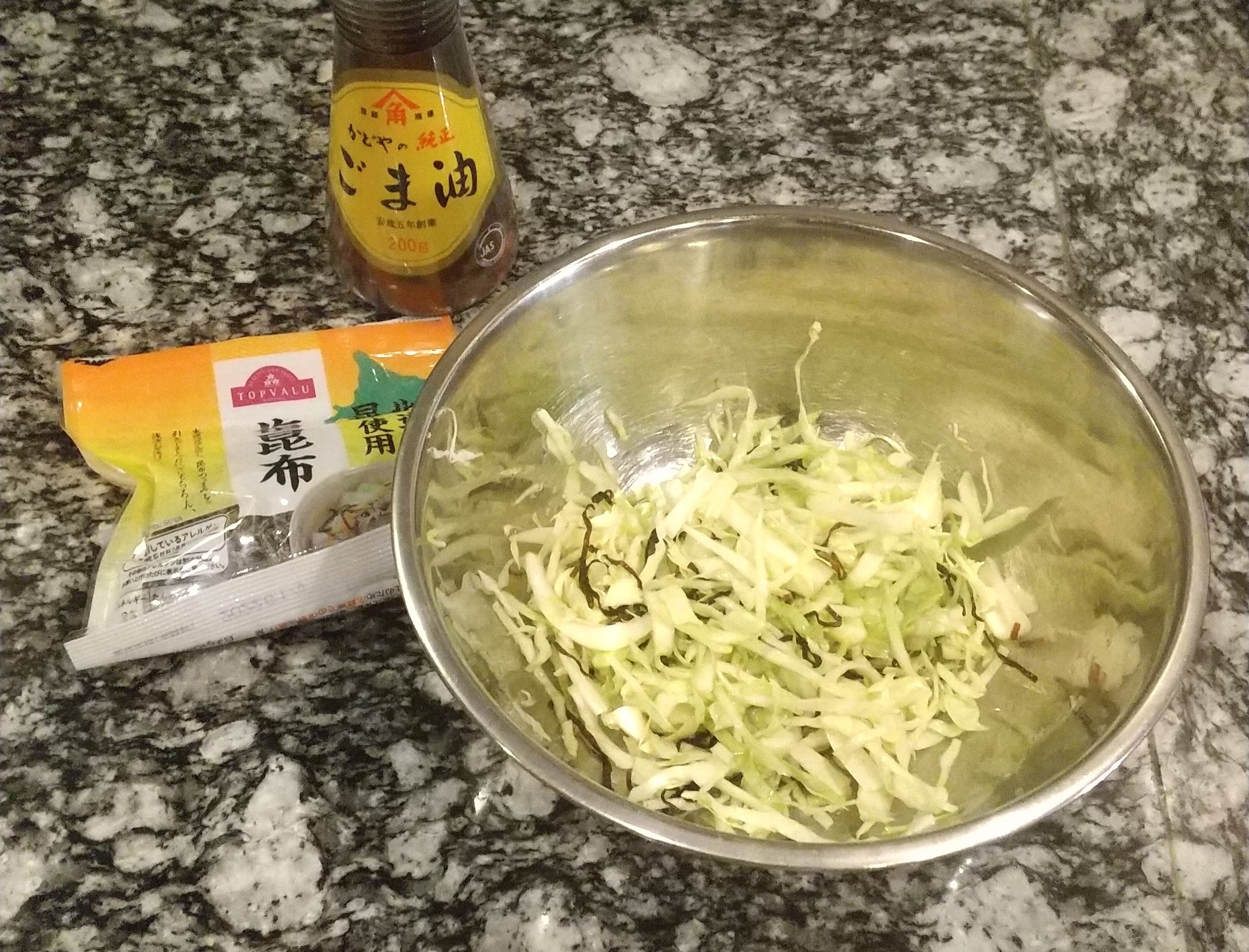 レシピ↓ □材料 千切りキャベツ 半玉 ごま油 大さじ１ ほんだし 小さじ１ 炒りごま 小さじ１ 唐辛子 少量 塩昆布1−２ツマミ 動画は少し入れすぎてます□作り方 １．千切りキャベツを袋に入れます ２．ごま油、ほんだし、炒りごま、唐辛子、塩昆布を入れてよく混ぜ