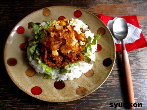 ゴロゴロなすのドライカレー「デルモンテ リコピンリッチトマトケチャップ」を入れるだけで、トマトを長時間煮込んだようなコク深い味わいに！おいしさがワンランクUP☆🆙 人気料理コラムニスト、山本ゆりさん監修のレシピです。 *・゜ﾟ