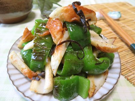 ピーマンと人参とちくわの塩昆布炒め シンプルで美味しい😋