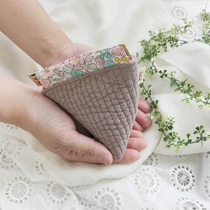 How to make a simple snap pouch! No zipper required! Use a 12cm snapclosure. Cute Nordic fabric- YouTube