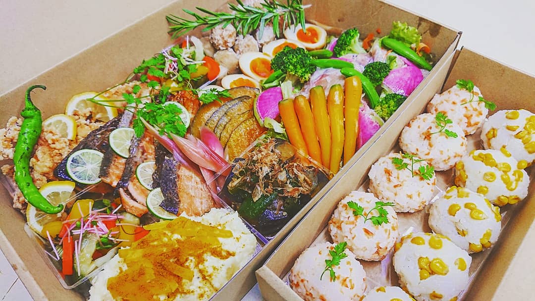 楽天市場 ボックス 透明蓋 50個セット 蓋付き 使い捨て お弁当 容器 弁当箱 冷凍 お弁当 紙容器 容器 フードパック テイクアウト クラフト紙 おしゃれ弁当箱 お弁当 紙 紙バック 容器 丼容器 弁当 弁当容器 食品容器 宅配 持ち帰り 業務用 使い捨て : Sarauta Fashion