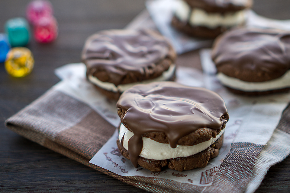 ココアレーズンサブレのマシュマロサンド