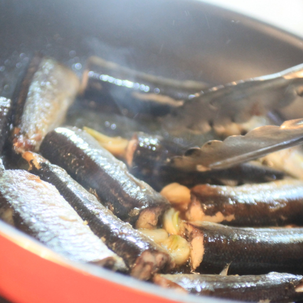 フライパンで魚を焼くとおいしい？メリットや焼くコツ・おすすめレシピを紹介 – クーベル