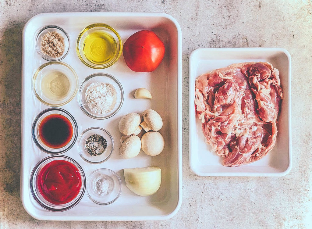 トマトソースのレシピ 野菜は塩で炒め、甘みとコクを出す