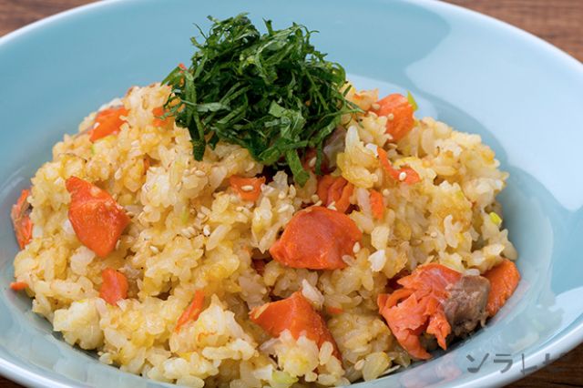 特別感に心躍るごちそうレシピ焼き鮭のっけ卵チャーハン ほぐしながら食べるのが美味！のっけて、食べる