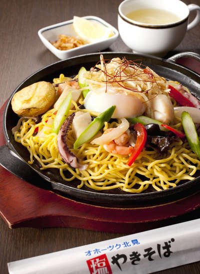 三宮にあります全部正解店に行きました😊 ジョッキ麺、桃のカプレーゼ、飲み放題2時間900円のご紹介です☺️いいね👍コメント📝フォローよろしくお願いします🙇‍♀️ 提供されたメニュー •ジョッキ麺担々風 ジョッキ麺担々風は担々風辛さがありますがそうめんと相性抜群