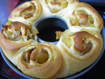 ふんわり♡シナモン香る焼きりんごのパンの作り方 成形も楽しい！ 焼きりんごの入った🍎パン クリームチーズ入りも ホームベーカリー使用