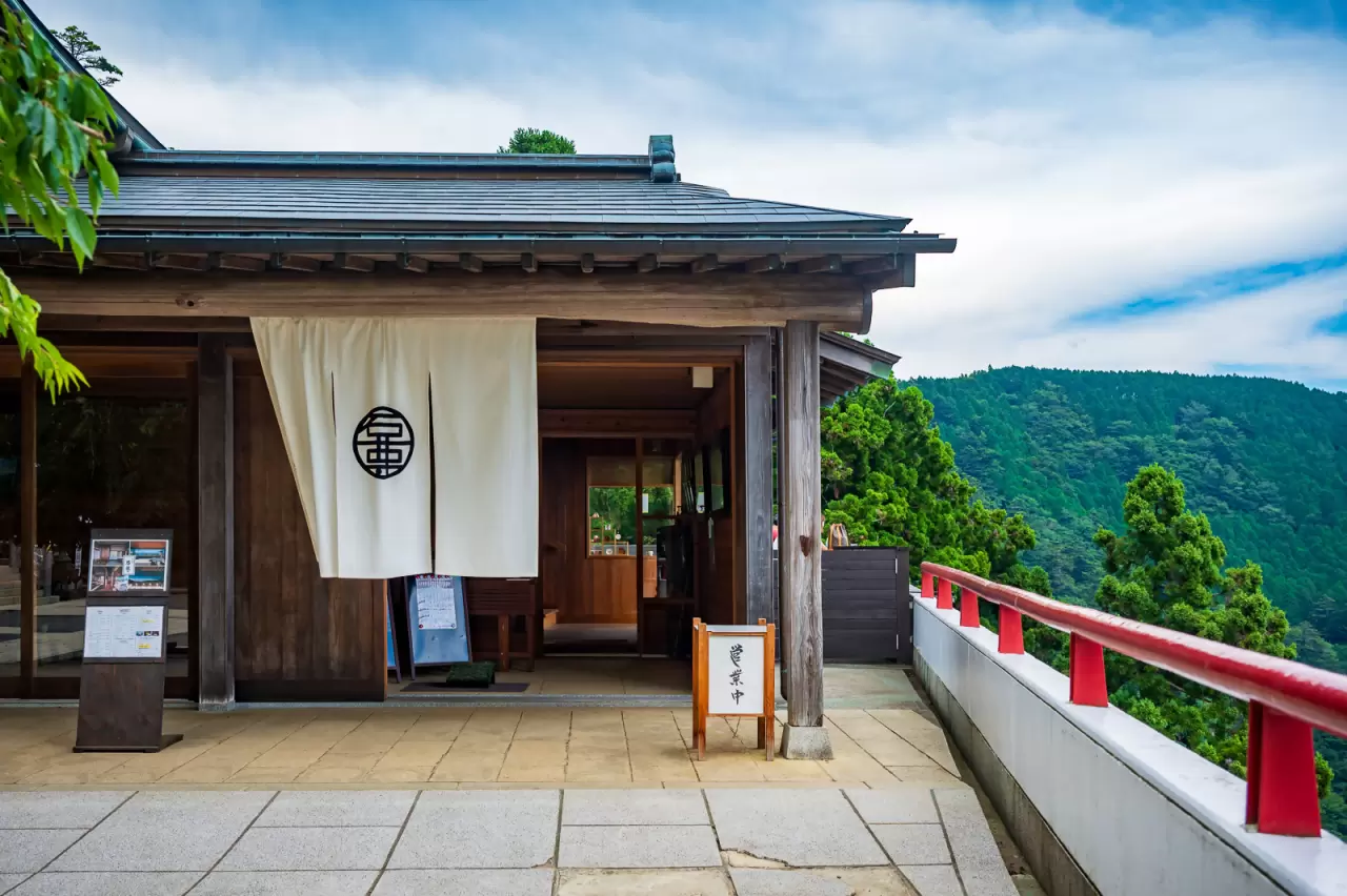 天空の絶景カフェ ミシュラン2つ星の景色に感動！神奈川県「茶寮 石尊」で人気の升ティラミスと贅沢なひとときアクセスも紹介TABIZINE～人生に旅心を～