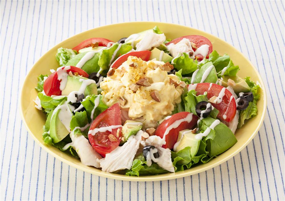 お弁当おかずにピッタリ！アボカドとツナのサラダ こんにちはHITOOMOIです🌷 今回は、お弁当のおかずとして活躍するアボカドレシピを紹介します。レシピはこちら🍅 ＜材料：2人分＞ アボカド ：1個 ツナ缶 ：1 2缶 ▽A マヨネーズ：大さじ1 2 マスタード：大さじ1 2