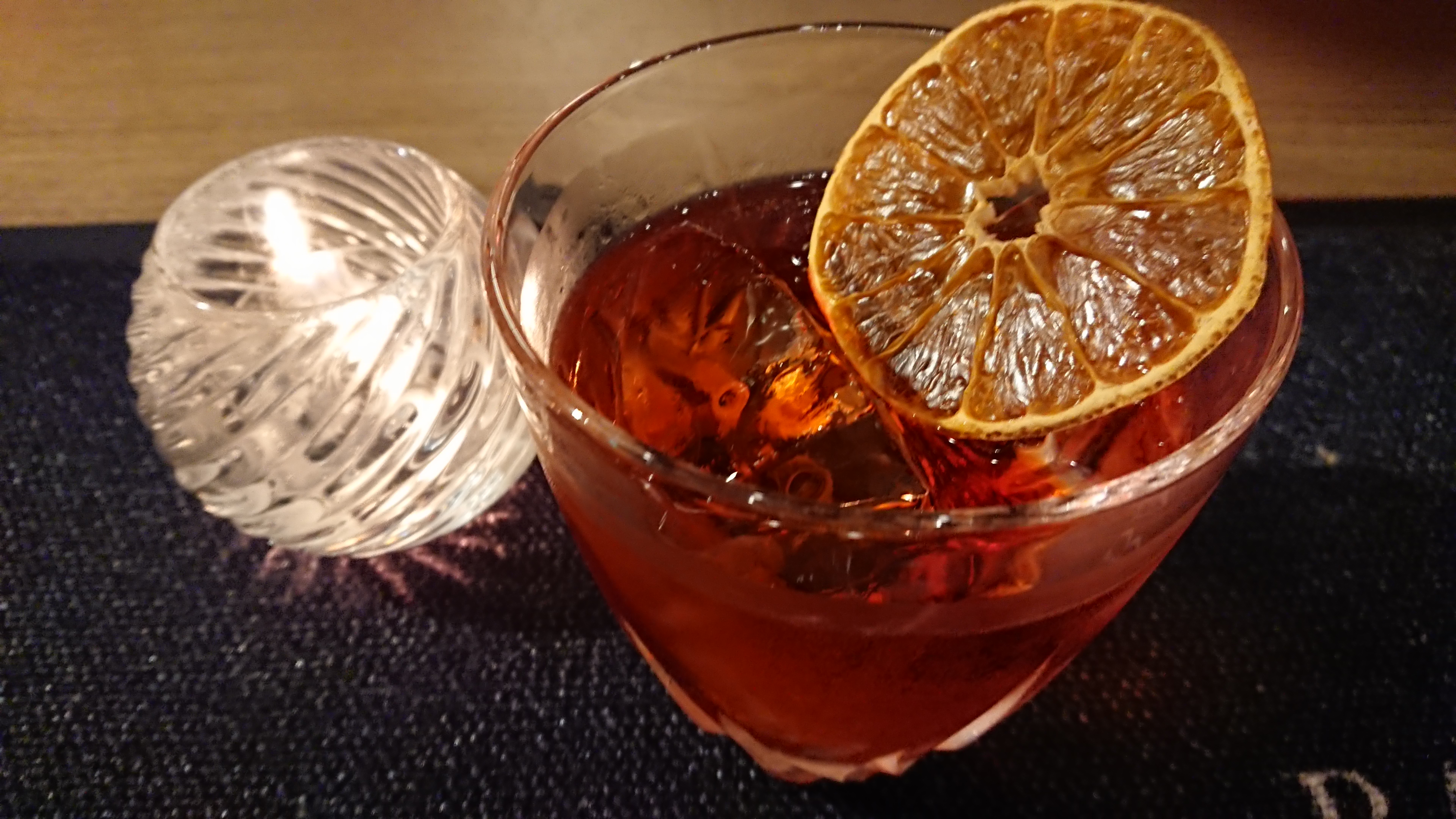 スライスとねじれが飾る鮮やかなオレンジ色のカクテルの背の高いグラスイラスト素材透過、PNGフリー画像ダウンロード - Pngtree