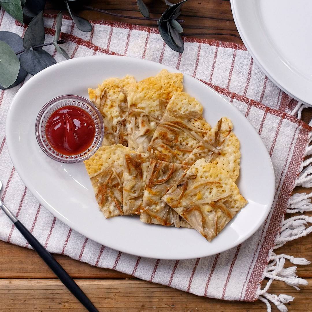 卵焼き器でおつまみ🍺「 まいたけのカリカリチーズ焼き」このレシピのポイントは↓の投稿文をチェックしてくださいね✨,----------------------------------, ✍️このレシピのポイントは , ✔️卵焼き器で完成🙌,✔️まいたけ、チーズ、片栗粉の材料3つ✨, ✔️おつまみにぴったり🍺, ----------------------------------,