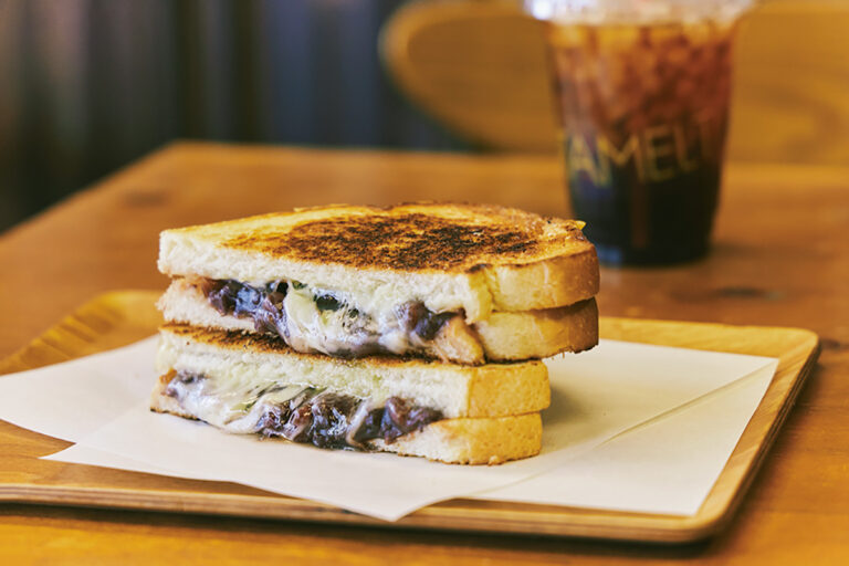 和菓子屋のあんバターホットサンド – おおさかや蔵はち