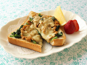 手作り食パンでツナマヨコーンチーズトーストで 朝ごはん ＊ツナマヨコーンチーズトースト ＊ゆで卵 ＊ズッキーニソテー ＊グリーンサラダ＊リッチヨーグルト ブルーベリー ＊レモン菓子 ＊アイスカフェオレ ツナマヨ、コーン、チーズたっぷりのトースト。 間違い