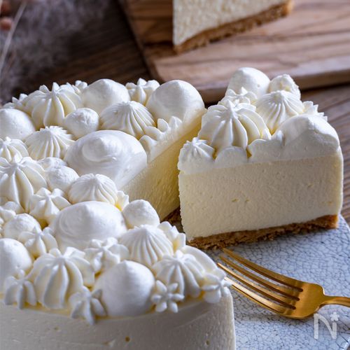 レモンゼリーを乗せたレアチーズケーキです。レモンレアチーズケーキスイーツおうちカフェフルーツティータイム