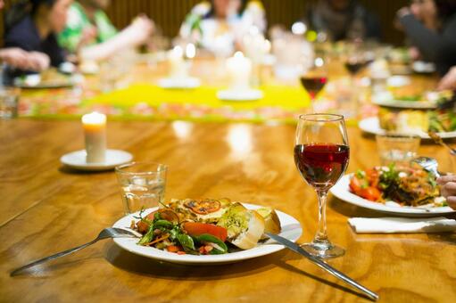 美味しそうに食事をする人 女性 のイラスト – フリーイラスト素材集 KuKuKeKe